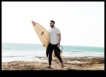 Surfer Chic Îmbrățișează valurile de plajă ale stilului de viață de coastă