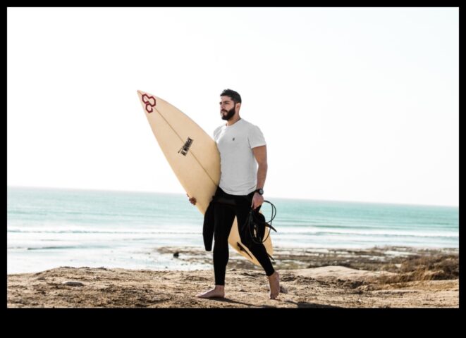 Surfer Chic Îmbrățișează valurile de plajă ale stilului de viață de coastă